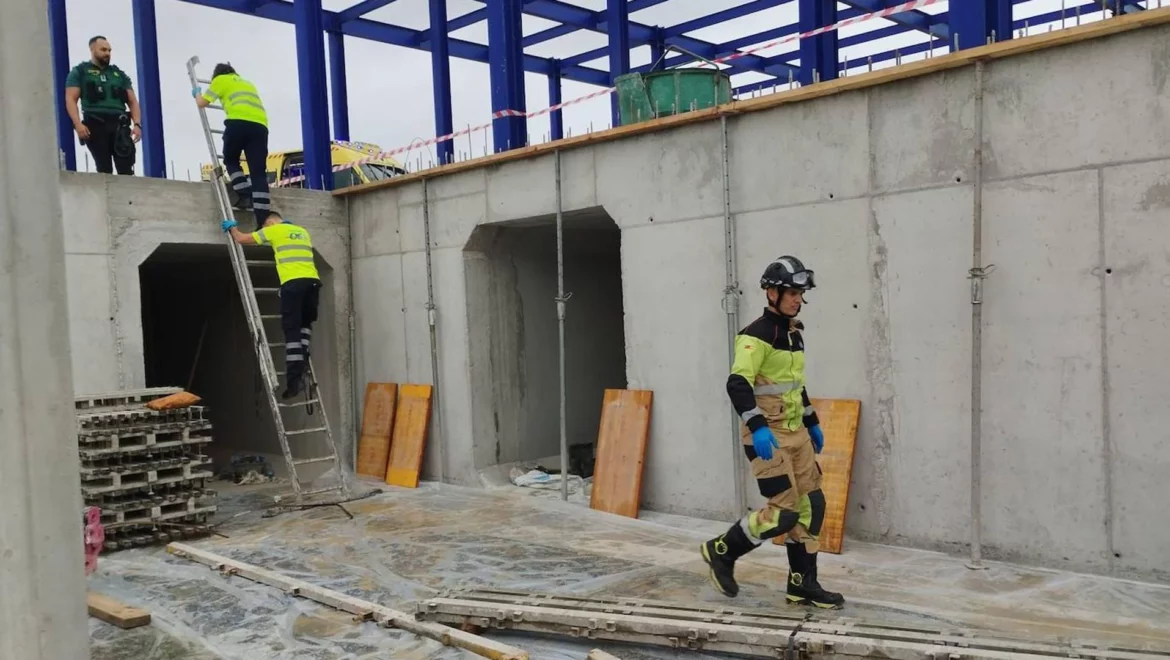 Herido grave un trabajador tras caer y quedar atrapado en un foso en Jumilla