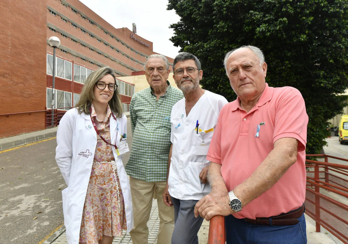 Rafael García Valdecasas y Rafael Rosa Sánchez (derecha) junto a los urólogos Gloria Martínez y Antonio Prieto, este martes en La Arrixaca.