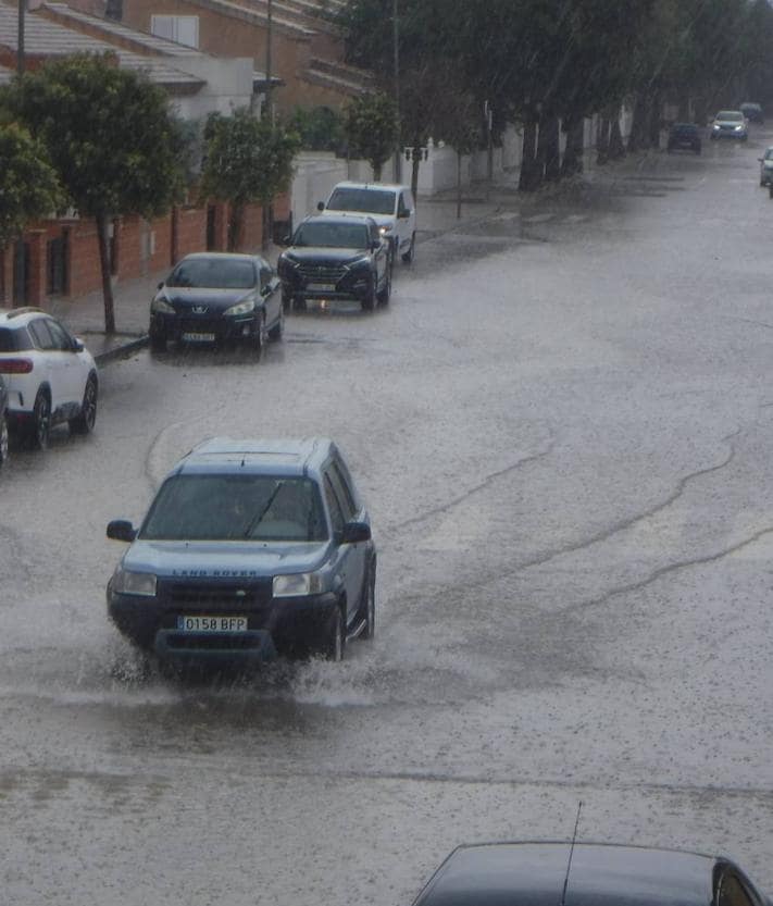 Imagen secundaria 2 - Las fuertes precipitaciones en Pozo Estrecho dificultan el tráfico. 