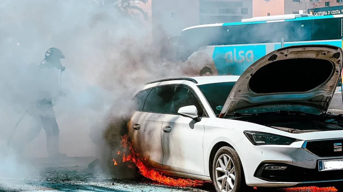 Arde un coche en mitad de la Gran Vía de La Manga