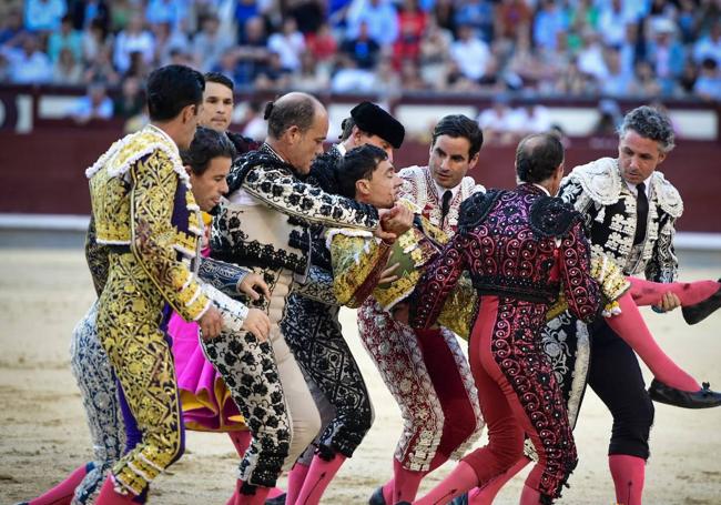 Ureña corta una oreja en Madrid tras una tremenda cogida