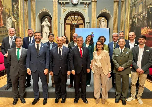 El consejero Juan María Vázquez, en el centro, en el Senado con los participantes en el acto '20 años de proyectos Life'.