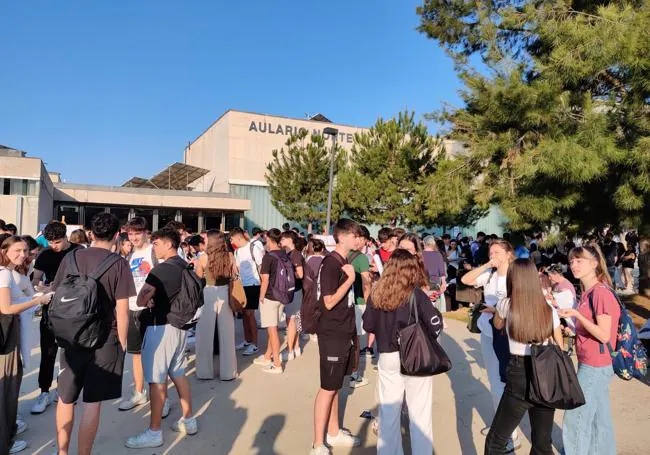 Estudiantes esperan el inicio de la Ebau en el Aulario Norte de Espinardo, este miércoles.