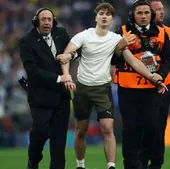 Espontáneos interrumpen unos segundos la final de la Champions en Wembley tras saltar al campo