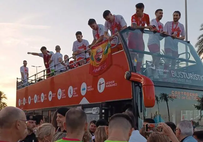 El equipo se subió a un autobús descapotable.