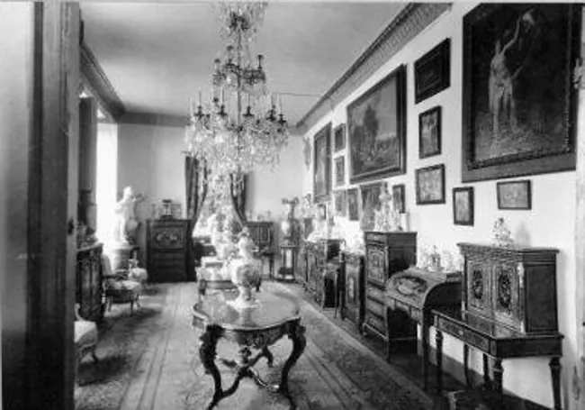 Muebles y cuadros incautados por la Junta. Incautado por la Asociación Socialista Madrileña.