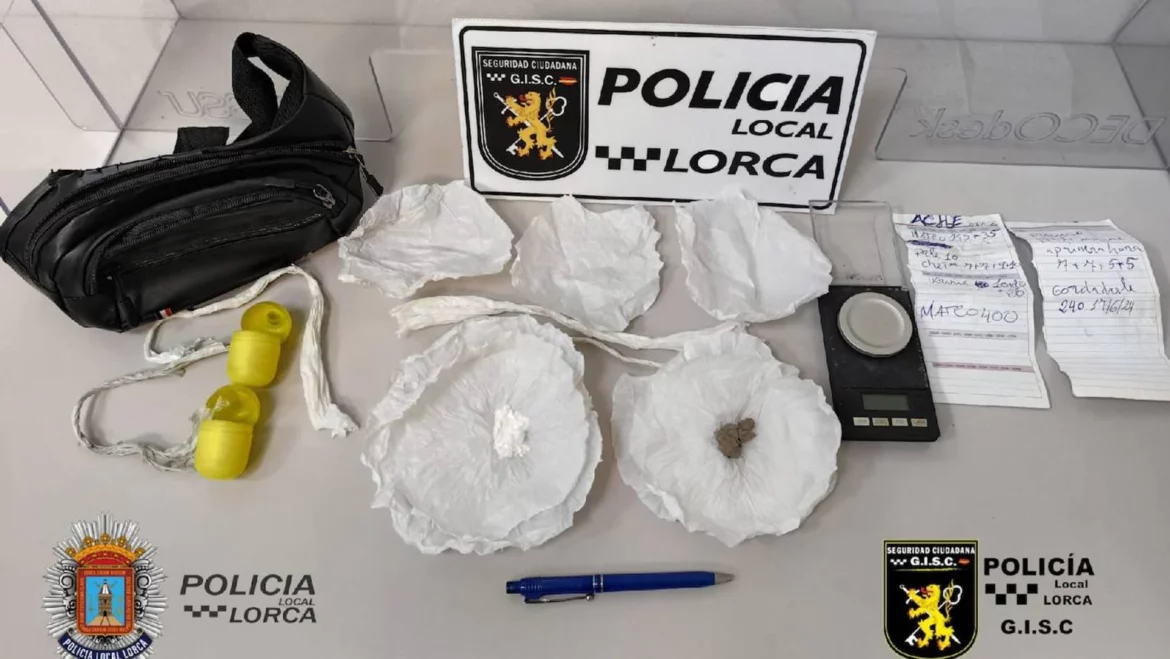 Detenido por vender heroína y cocaína en una moto sin permiso de conducir en Lorca