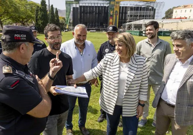 La alcaldesa Noelia Arroyo supervisa el montaje del festival.