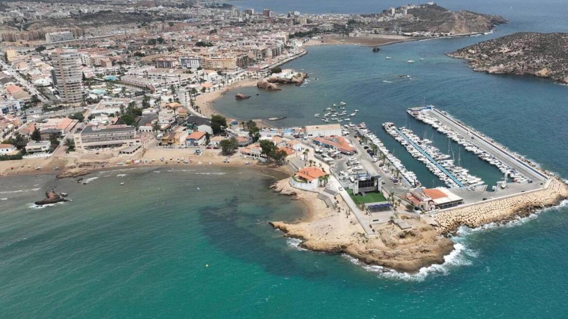 Fallece un hombre de 69 años en una playa de Puerto de Mazarrón