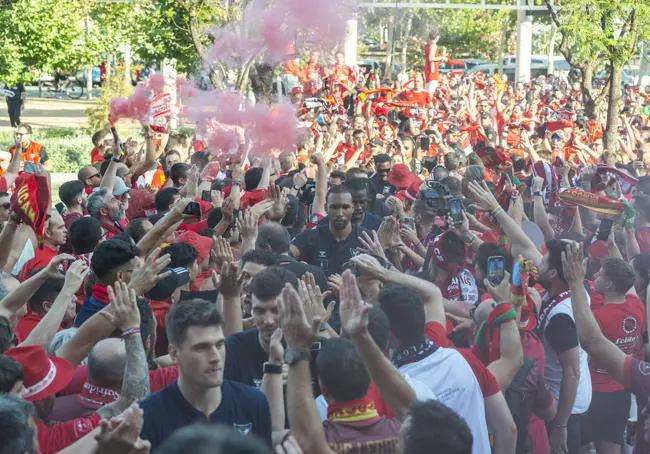 Recibimiento a los jugadores del UCAM Murcia CB, antes del cuarto partido en el Palacio de los Deportes.