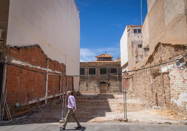 Aspecto que presentaba la parcela inmediatamente después del derribo, que dejó un pasillo visible entre la Fábrica de Hielo, en la calle Orihuela, y la plaza Miguel Hernández.