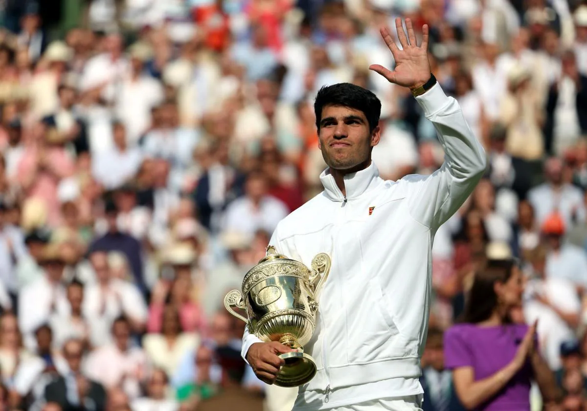 Carlos Alcaraz celebrando su triunfo en Wimbledon.