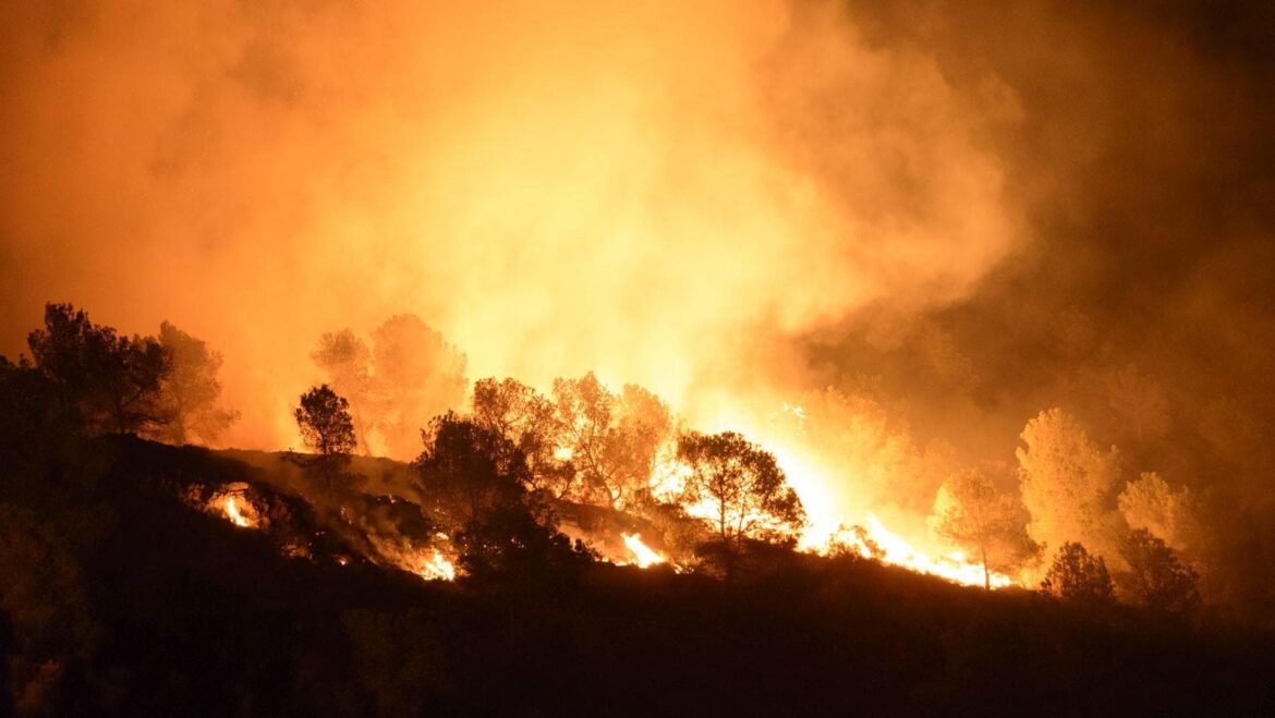 Un incendio obliga a intervenir a bomberos y policía en la sierra de Altaona