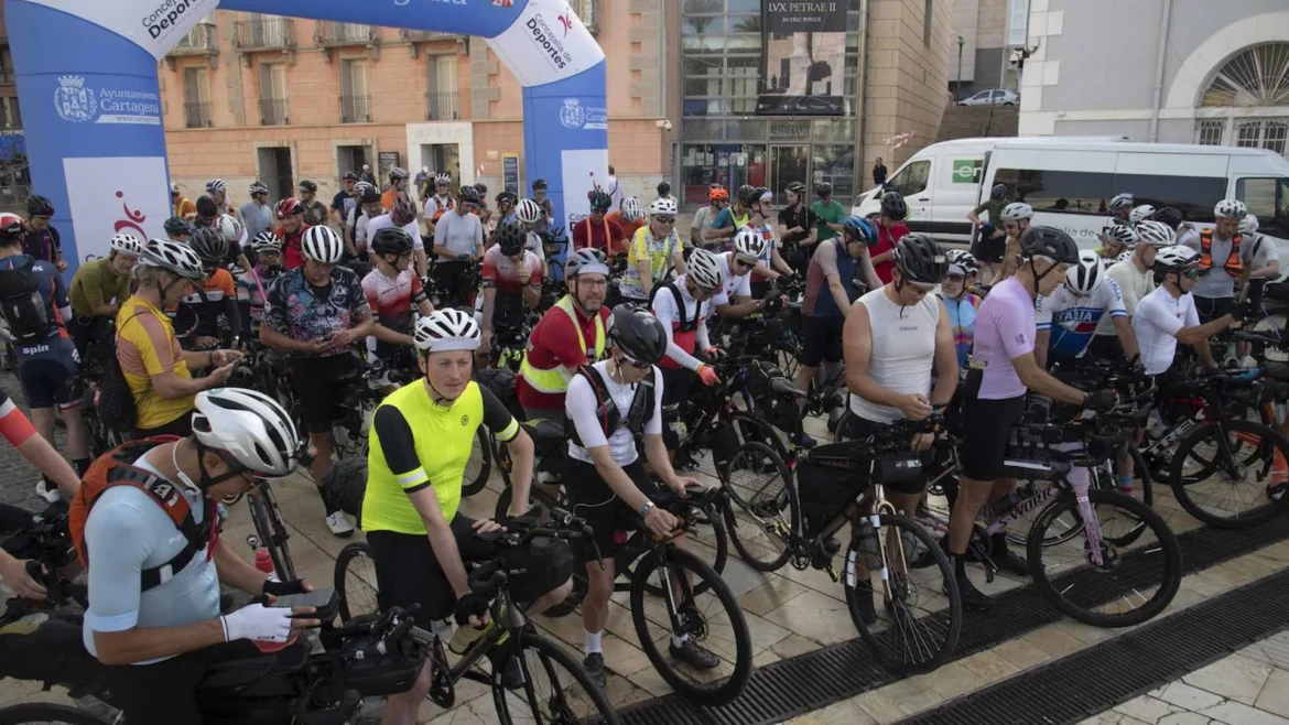 Un centenar de ciclistas inician en Cartagena una ruta de 4.000 kilómetros hasta Roma