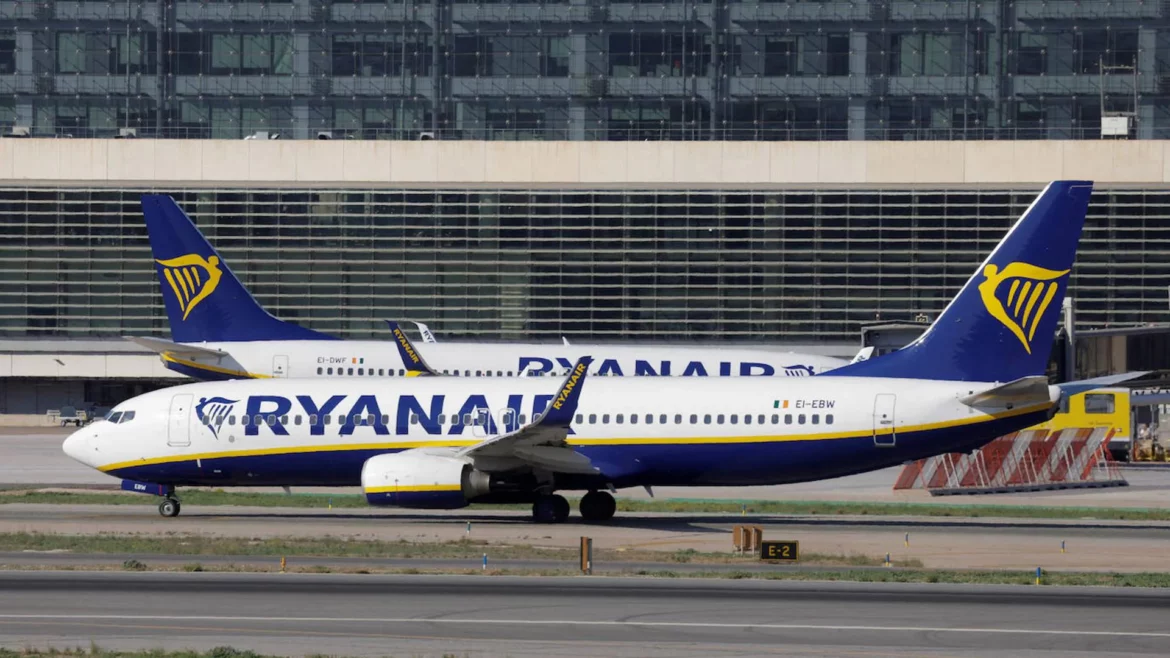 El colectivo No Te Prives denuncia que Ryanair negó el embarque a una murciana por besar a otra mujer