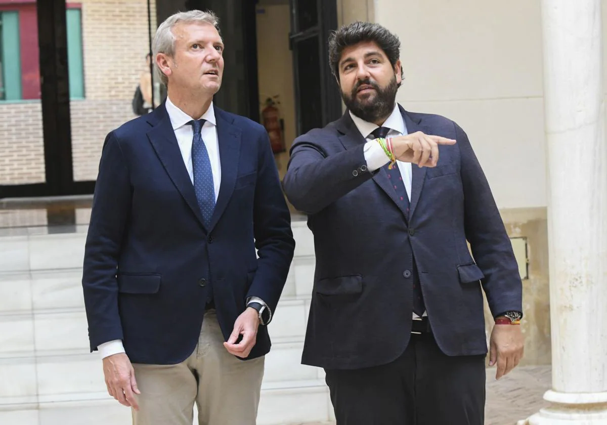 El presidente de la Xunta de Galicia, Alfonso Rueda, y del Gobierno regional, Fernando López Miras, este martes, en Caravaca de la Cruz.