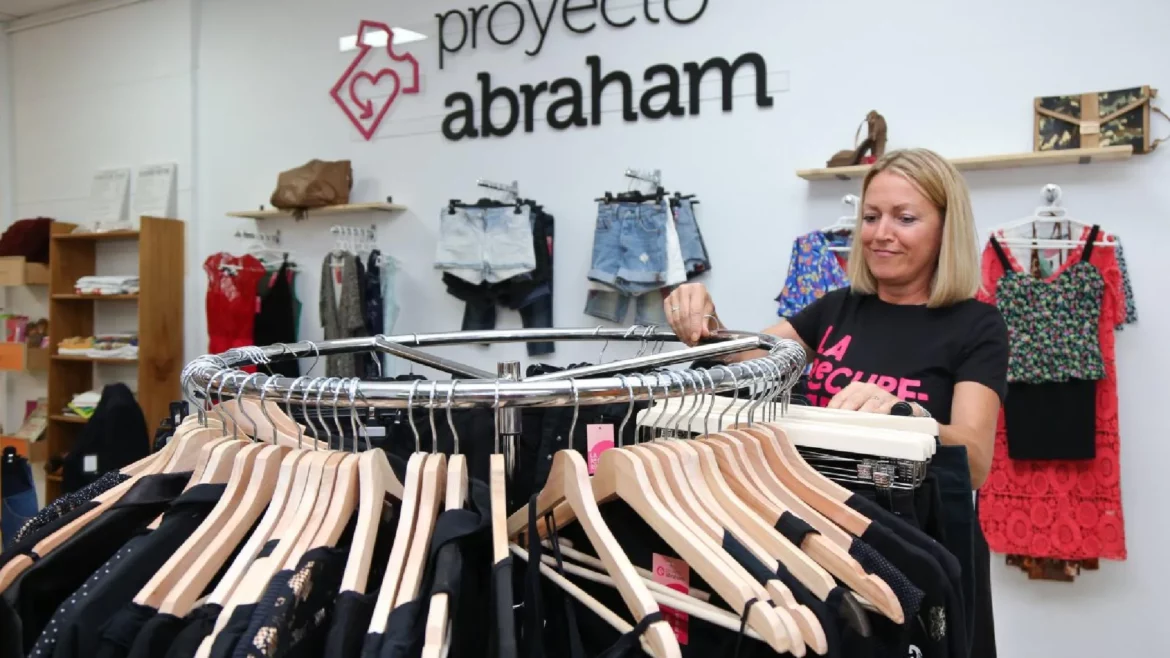 Proyecto Abraham impulsa una tienda de ropa de segunda mano en Cartagena