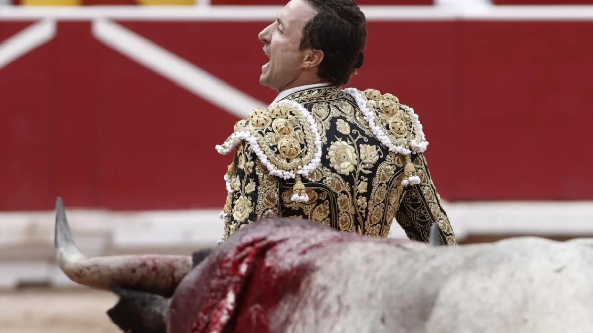 Oreja para Rafaelillo por una gran estocada en Pamplona