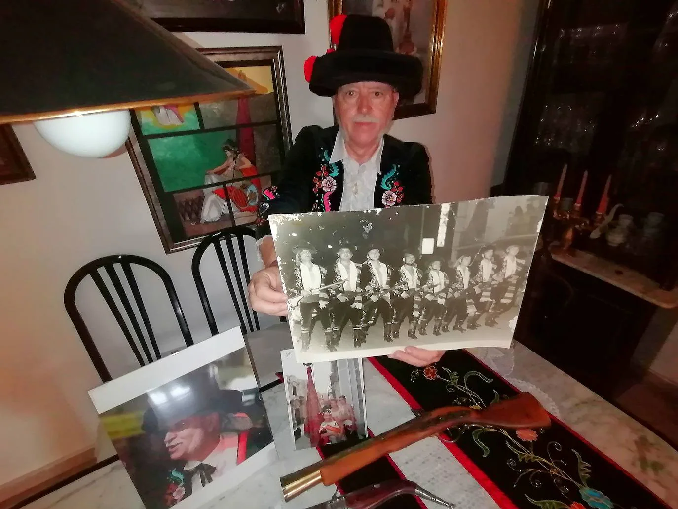 Calderón, con una imagen del primer desfile de los Contrabandistas.