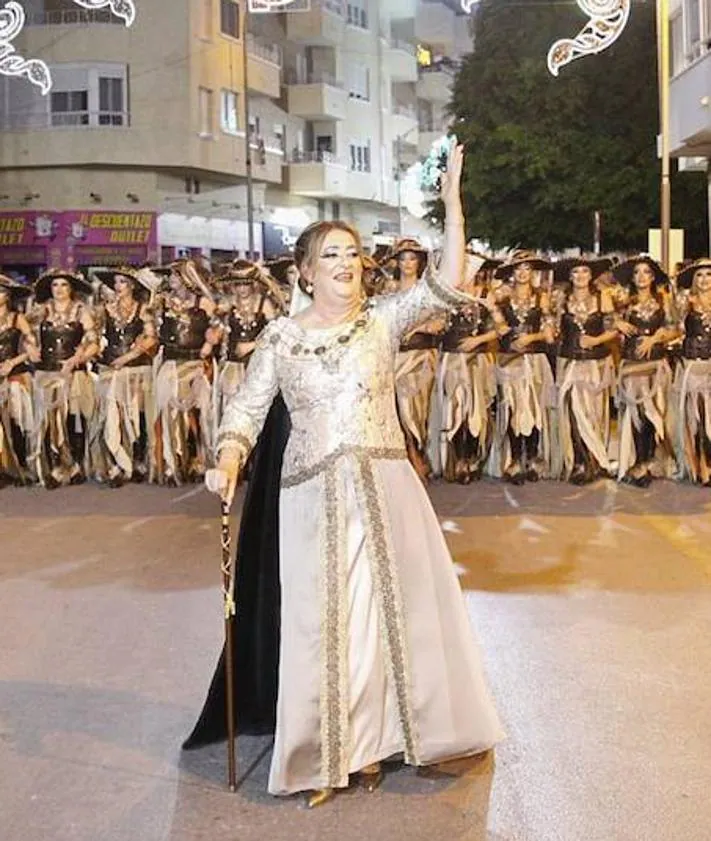 Imagen secundaria 2 - 1. El boato cristiano contó con gran variedad de espectáculos en vivo. 2. El embajador y su familia saludan al público desde su carroza.