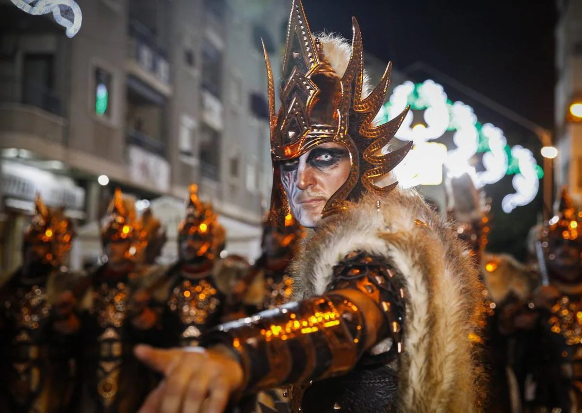 Imagen secundaria 1 - 1. El boato cristiano contó con gran variedad de espectáculos en vivo. 2. El embajador y su familia saludan al público desde su carroza.