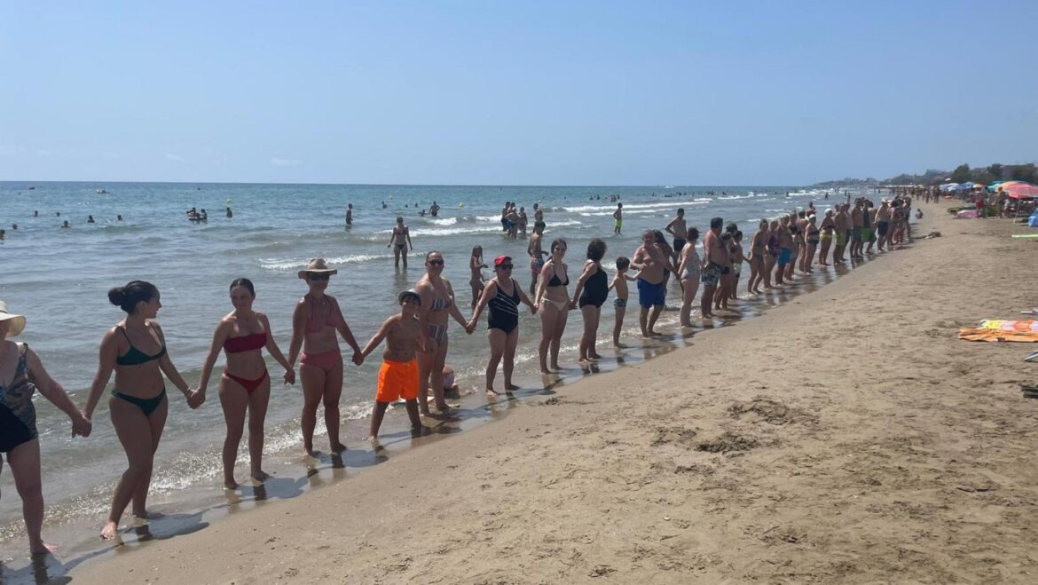 Vecinos del litoral de la Región protestan con cadenas humanas contra la ley de Costas