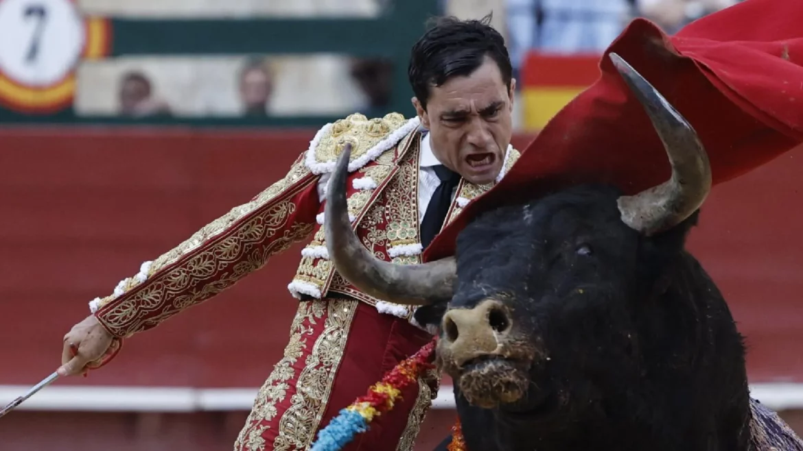 Gran tarde para Ureña, que perdió en Valencia la puerta grande por la espada