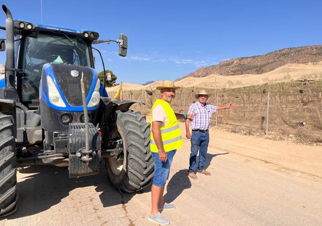 Agricultores de Alhama se movilizan por el polvo que generan las obras del AVE al perjudicar a la uva