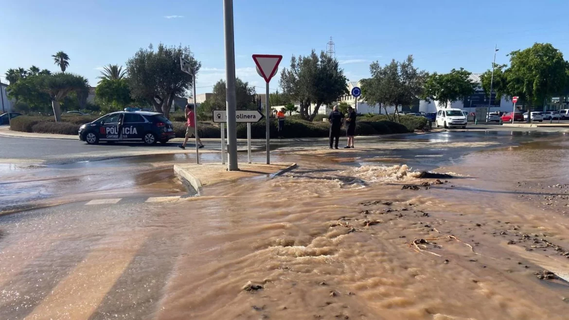 La rotura de una tubería inunda la Avenida del Cantón y deja sin servicio a vecinos de Cartagena