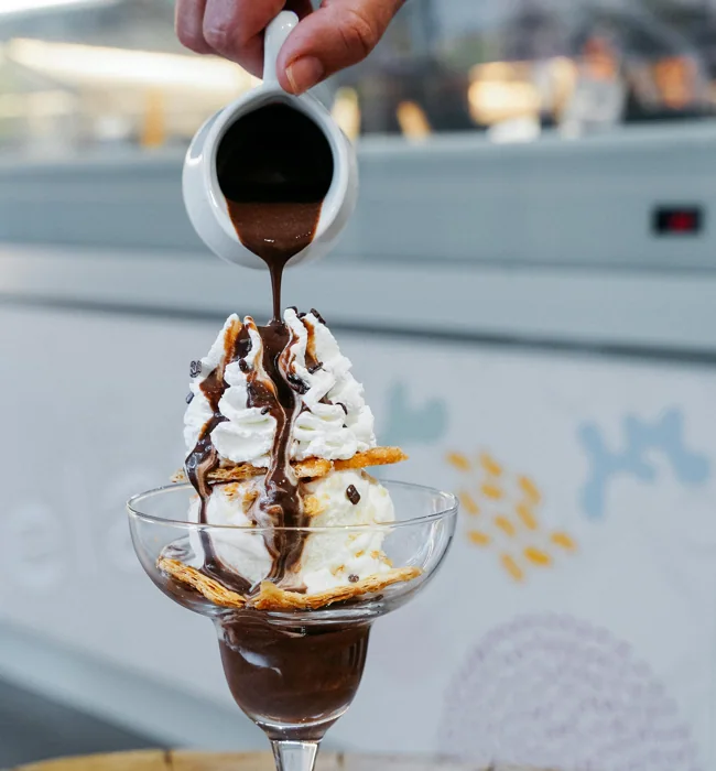 Milhojas al estilo del pueblo de Temperato, con base de chocolate, crujiente de hojaldre caramelizado y helado de nada.