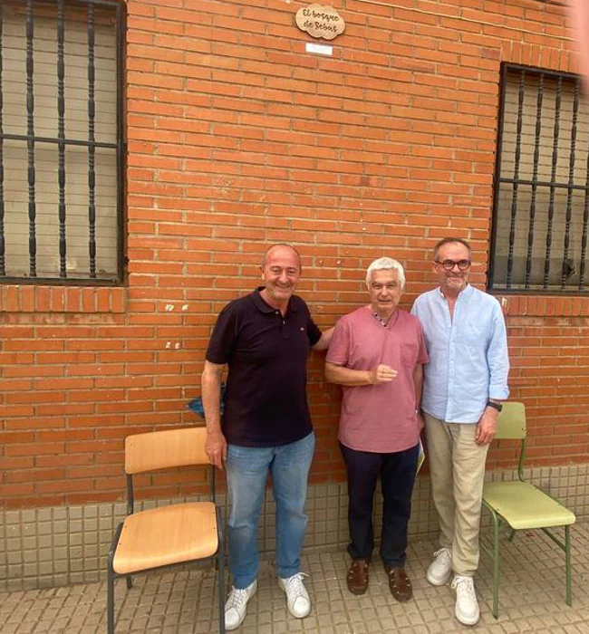 Sebastián Ramírez (c), entre los directores de instituto Ismael Lucena (i) y Antonio MOreno (d), bajo el cartel del 'Bosque de Sebas'.