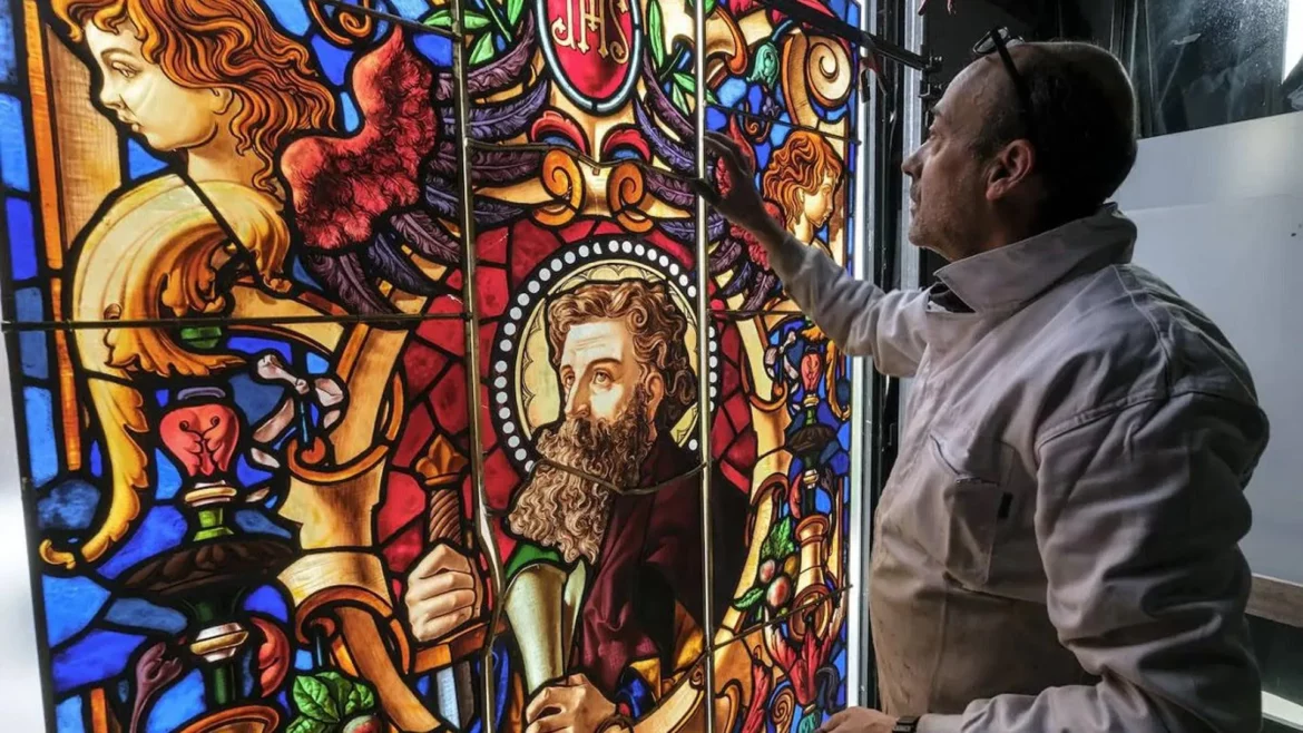 La Catedral recupera este miércoles su vidriera central tras regresar restaurada