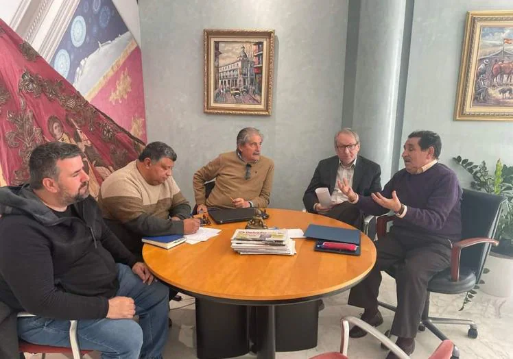 Los pedáneos de la costa se reúnen con el concejal Manuel Mestre en el Ayuntamiento de Playa Flamenca, en una foto de archivo.