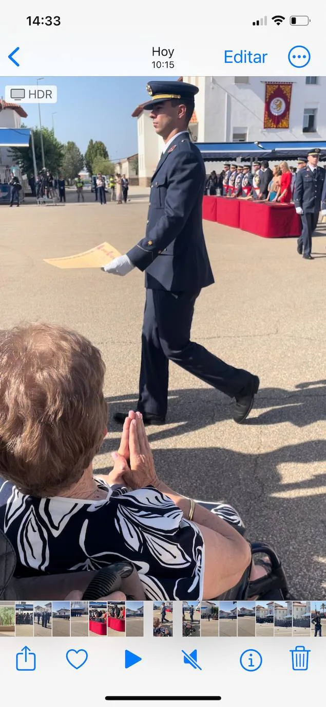 La emoción de una abuela al ver a su nieto recoger el Despacho de oficial de la AGA.