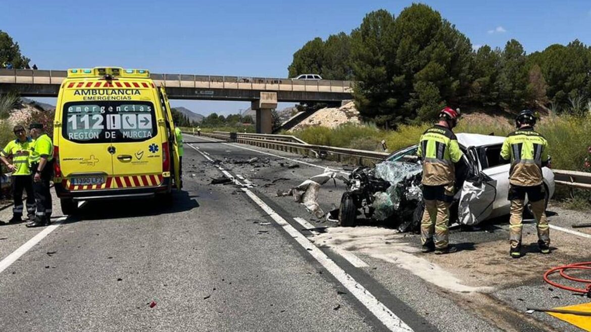 Muere el conductor de un coche al chocar frontalmente contra un camión en Jumilla