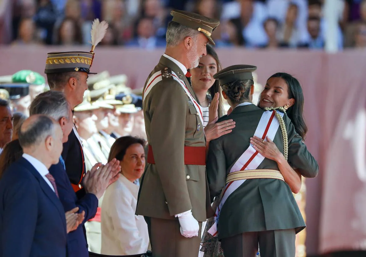 Imagen principal - 1. La Reina felicita a doña Leonor. 2. La Princesa de Asturias preside la entrega de despachos junto al Rey. 3. Doña Letizia y la infanta Sofía, durante el acto en Zaragoza. 