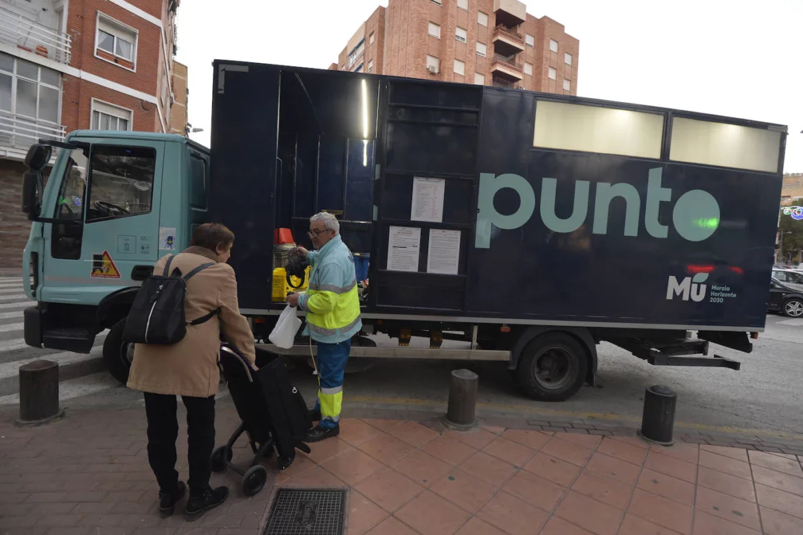 Los ecopuntos de Murcia recogen 10.000 litros menos de aceite de cocina usado