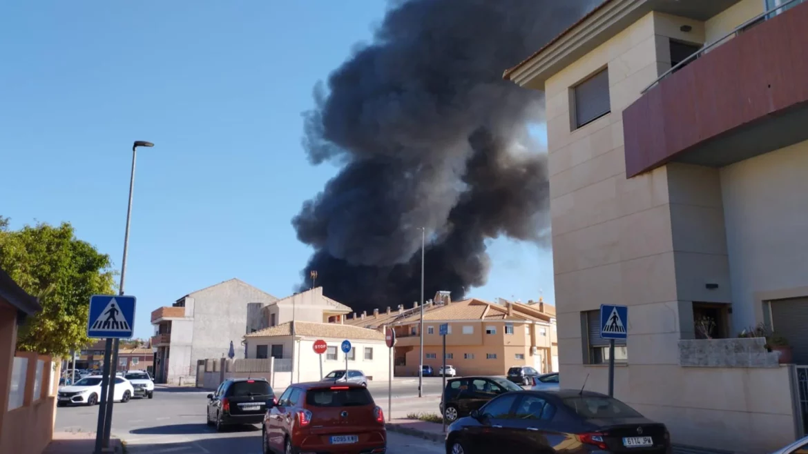 El incendio en una fábrica en Las Torres de Cotillas pone en alerta a los bomberos