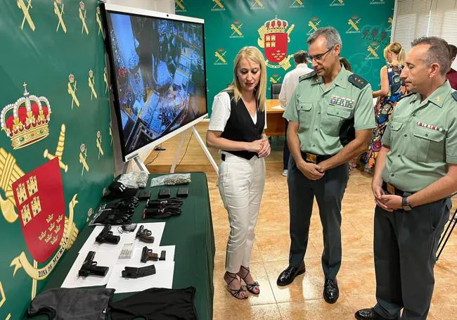 Dos guardias civiles explicando la operación