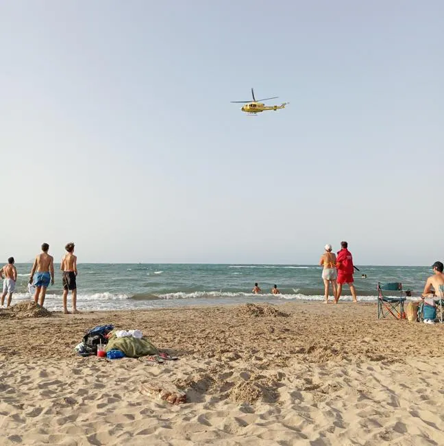 El helicóptero, en sus labores de búsqueda.