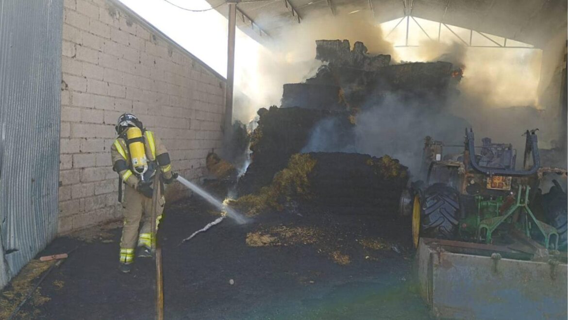 Arde un almacén agrícola que guardaba balas de paja en Puerto Lumbreras
