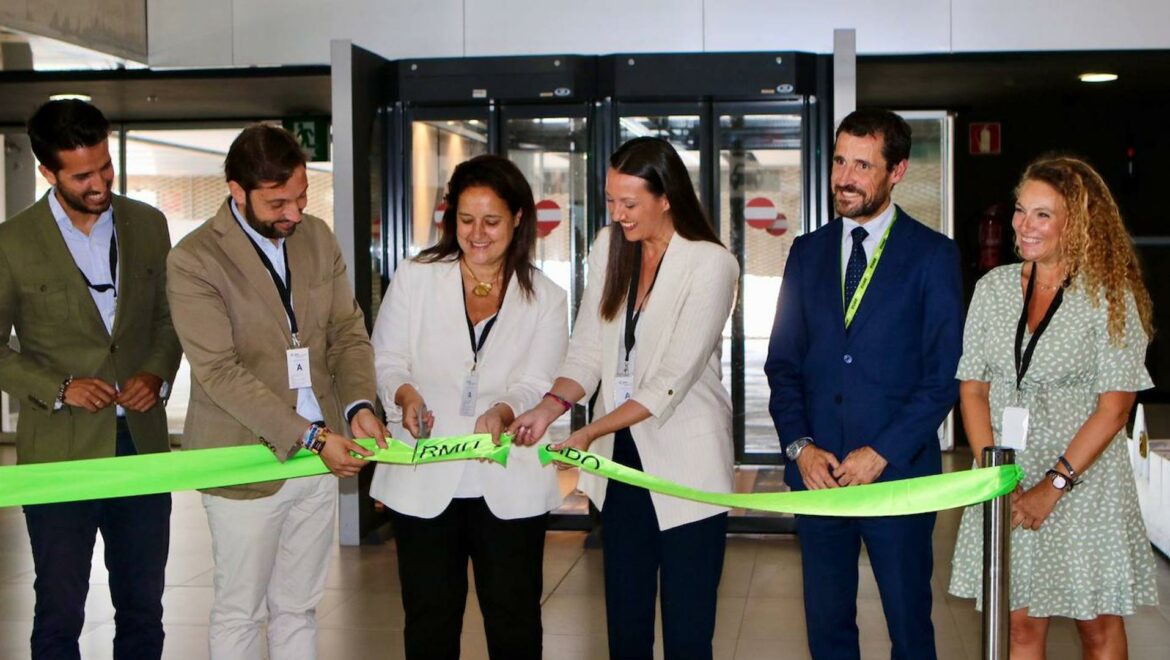 Aterriza el primer avión que inaugura la ruta aérea entre Oporto y Murcia