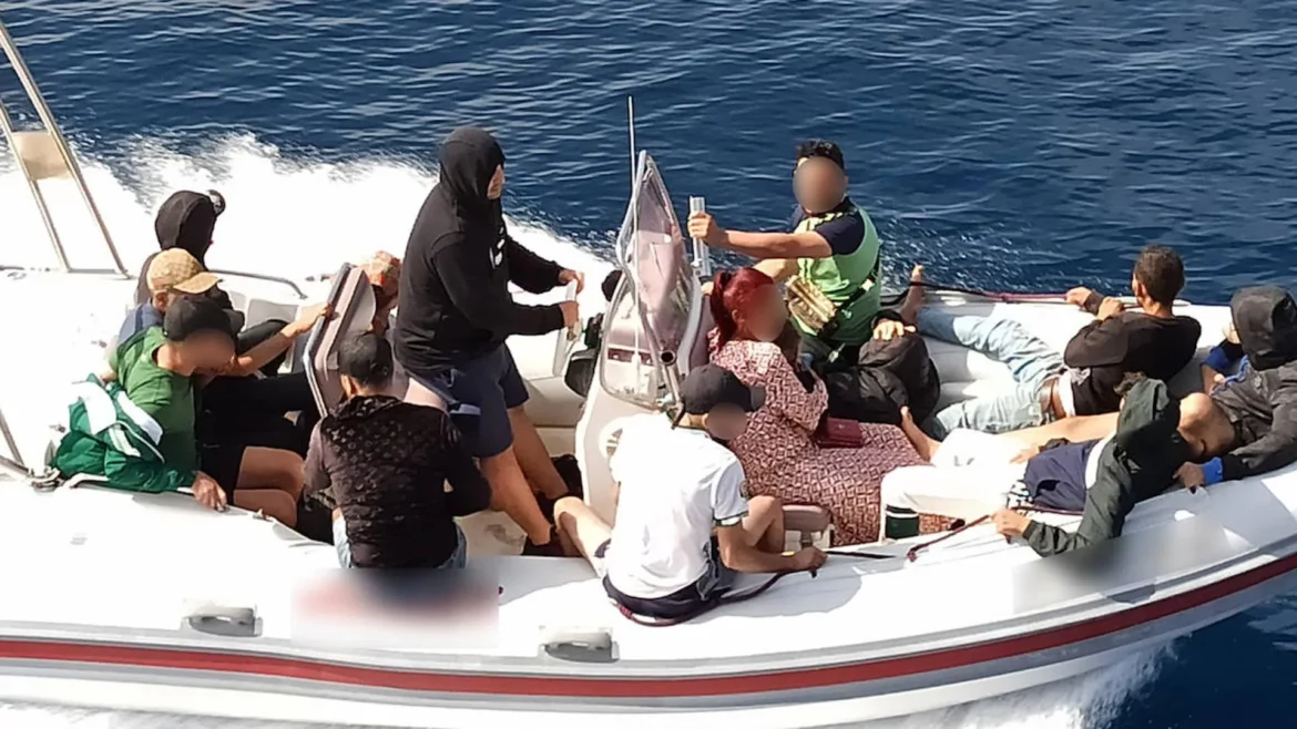 Detienen al conductor de una patera con once personas a bordo en una playa de Cartagena