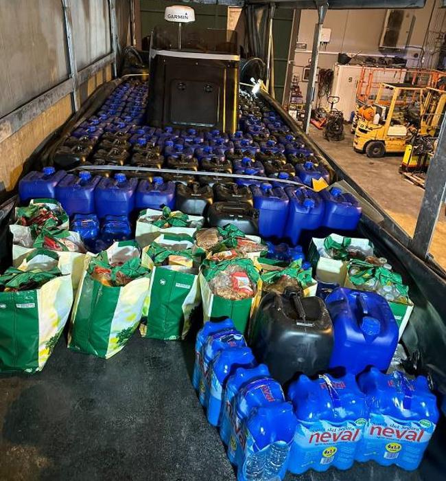 122 garrafas de 25 litros de gasoil y aprovisionamiento en una 'goma'.