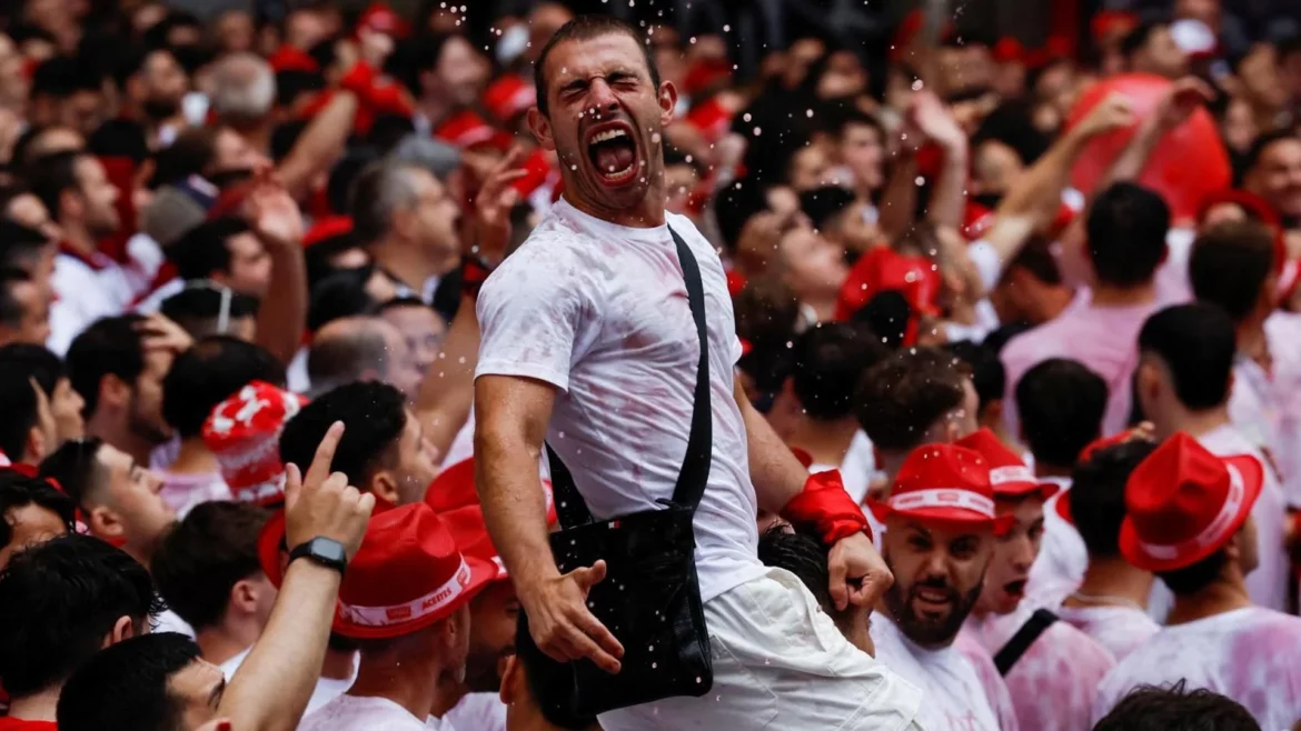 Un multitudinario chupinazo da inicio a las fiestas de San Fermín