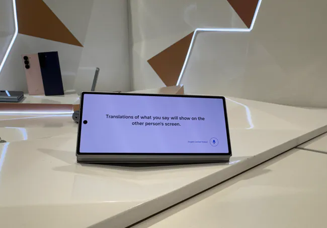 Traducción en vivo en la pantalla del Galaxy Fold.