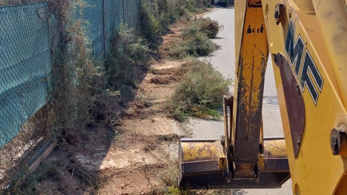 El Ayuntamiento de San Pedro del Pinatar despeja cunetas y ramblas en previsión de más lluvias