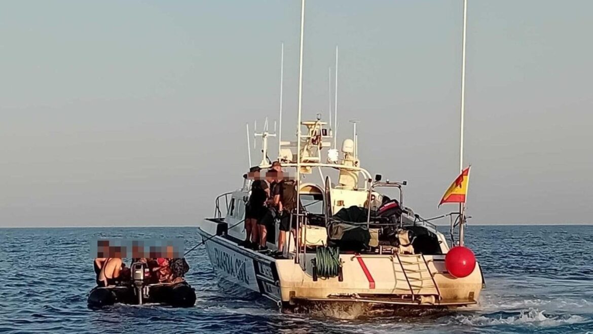 Interceptan dos pateras con 13 personas a bordo, dos de ellas menores, en la costa de la Región