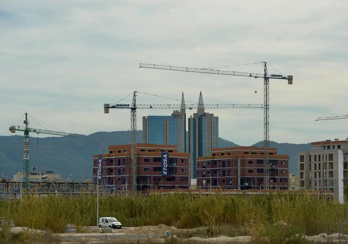 Grúas durante la construcción de una vivienda de obra nueva en Murcia.