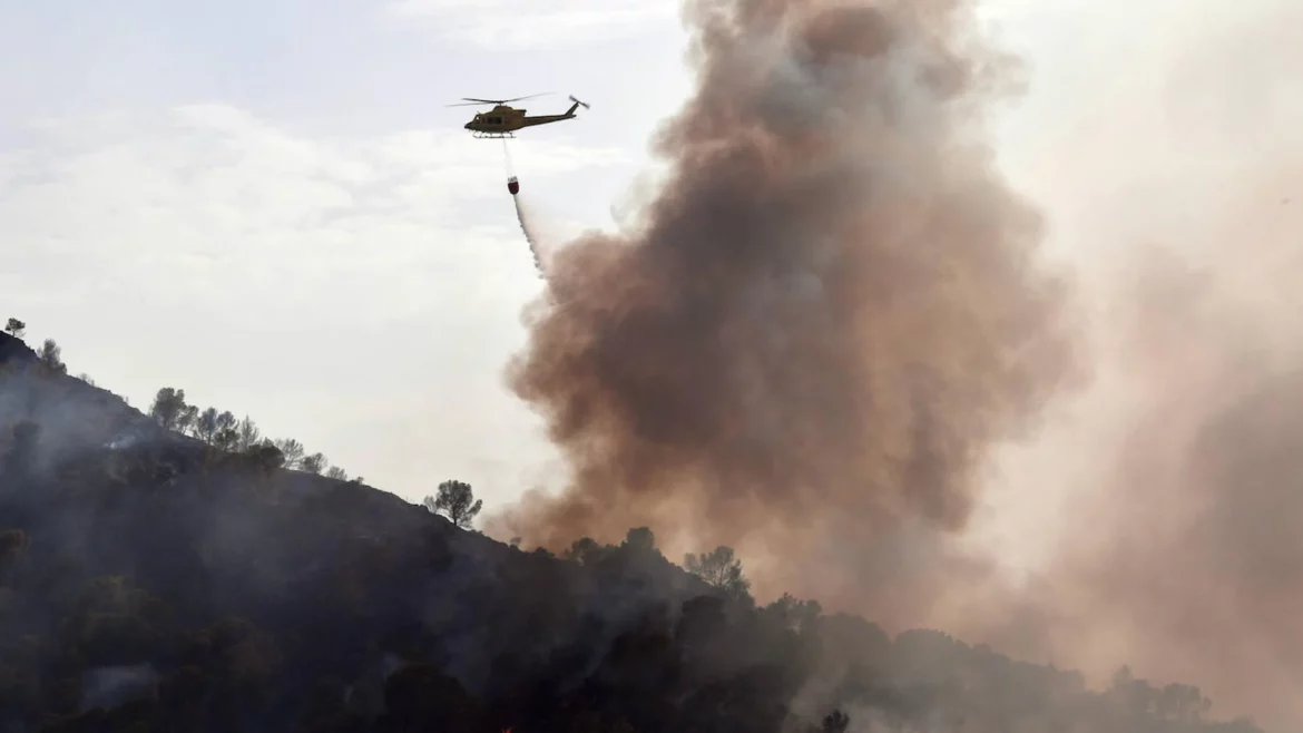 Más de 100 efectivos trabajan para contener el incendio de El Valle